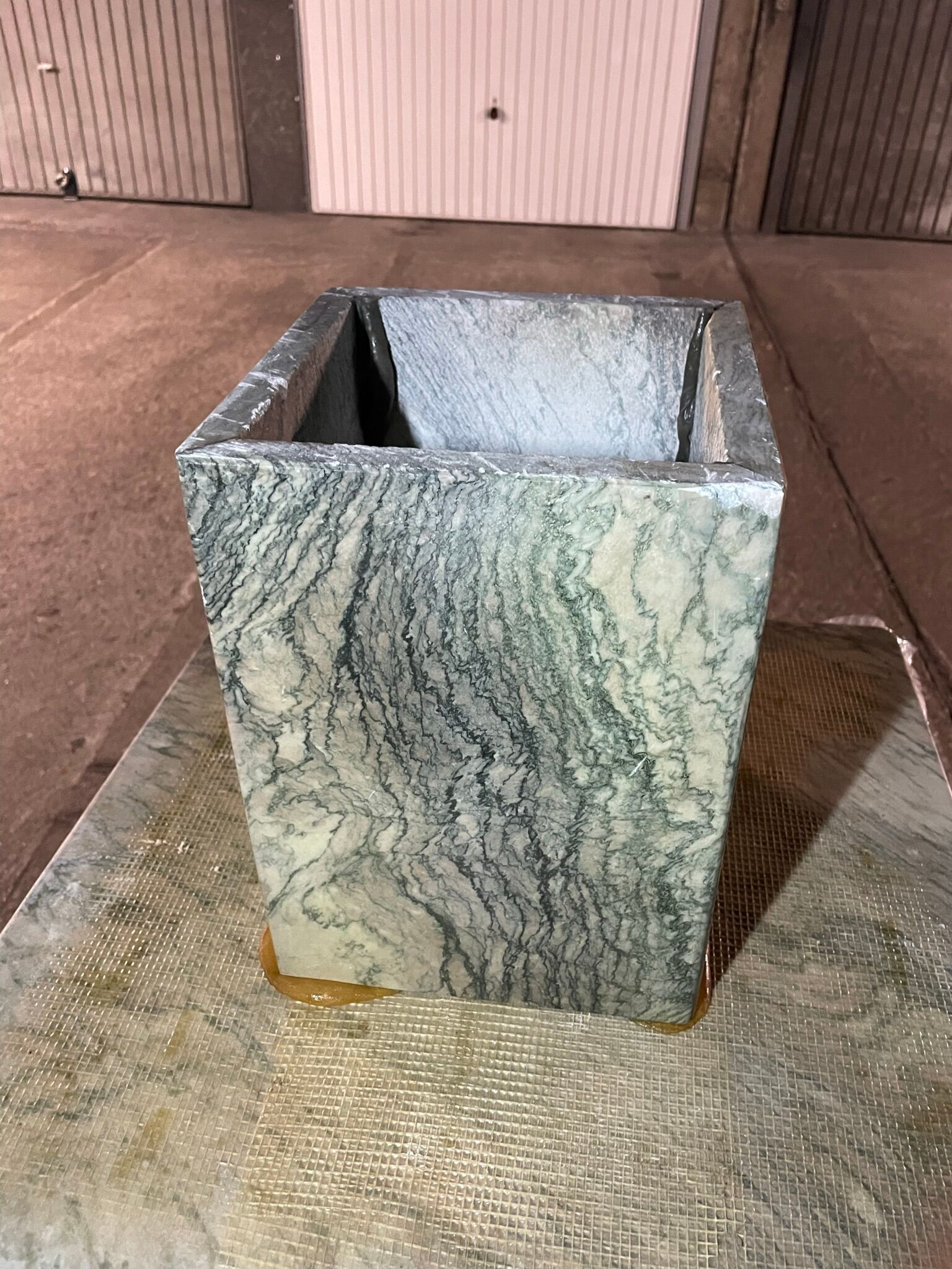 Series of three nesting tables in green marble, 1970