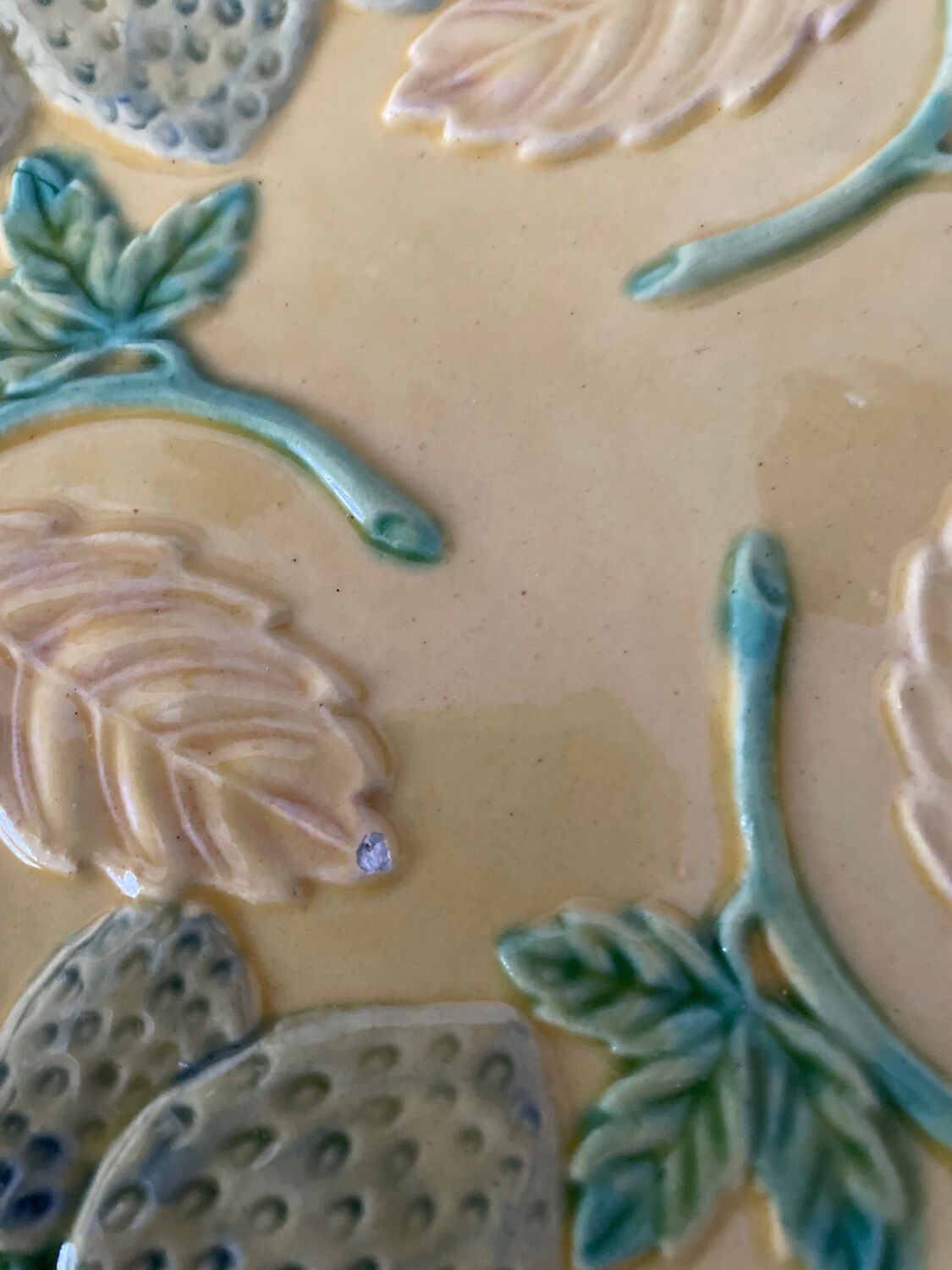 Set de 6 assiettes en barbotine vers 1930