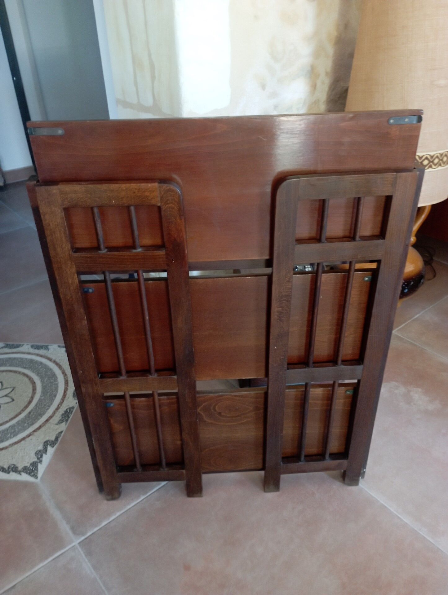 Foldable wooden shelf