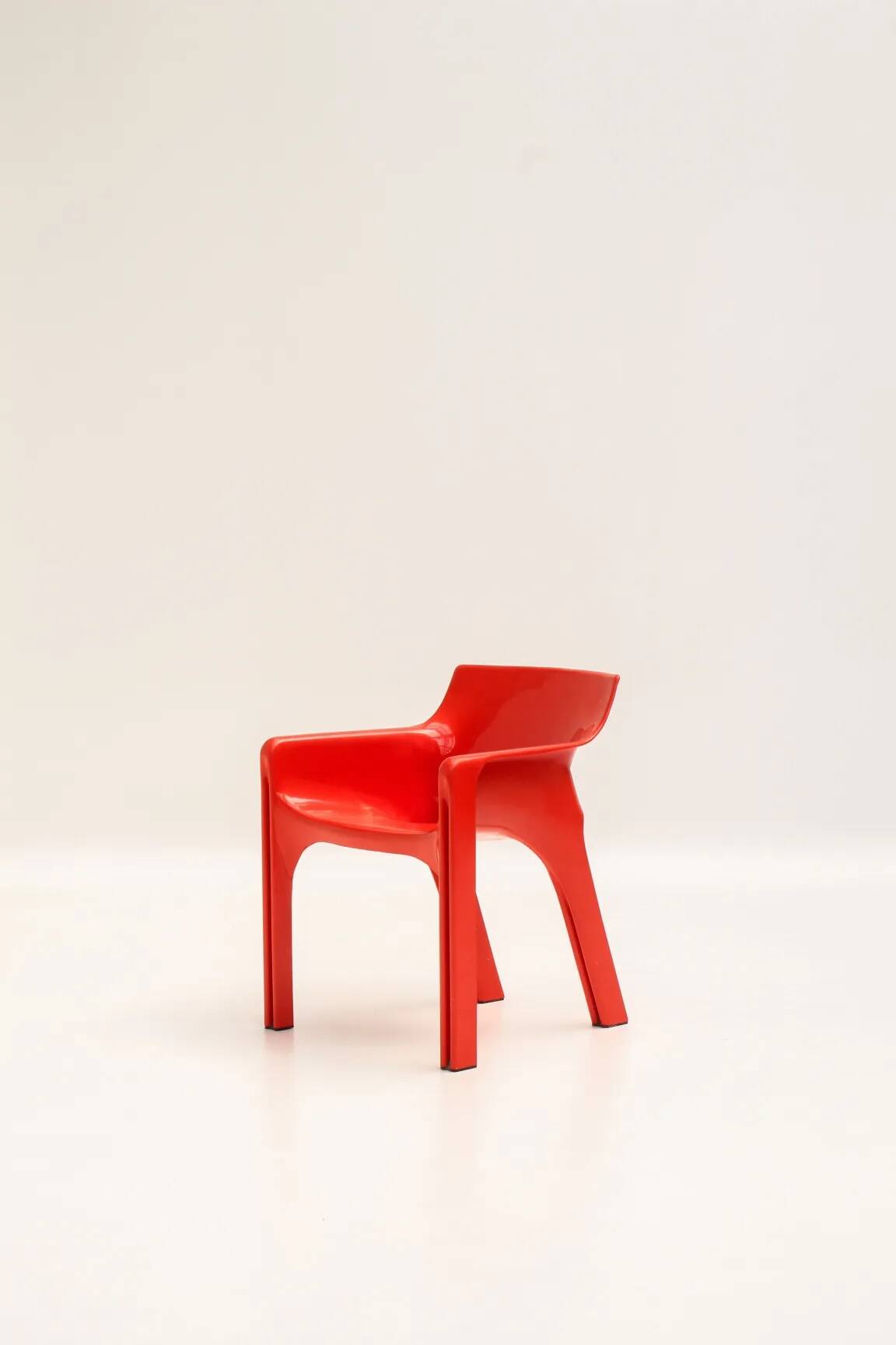 Set of 4 red "Gaudi" armchairs by Vico Magistretti for Artemide