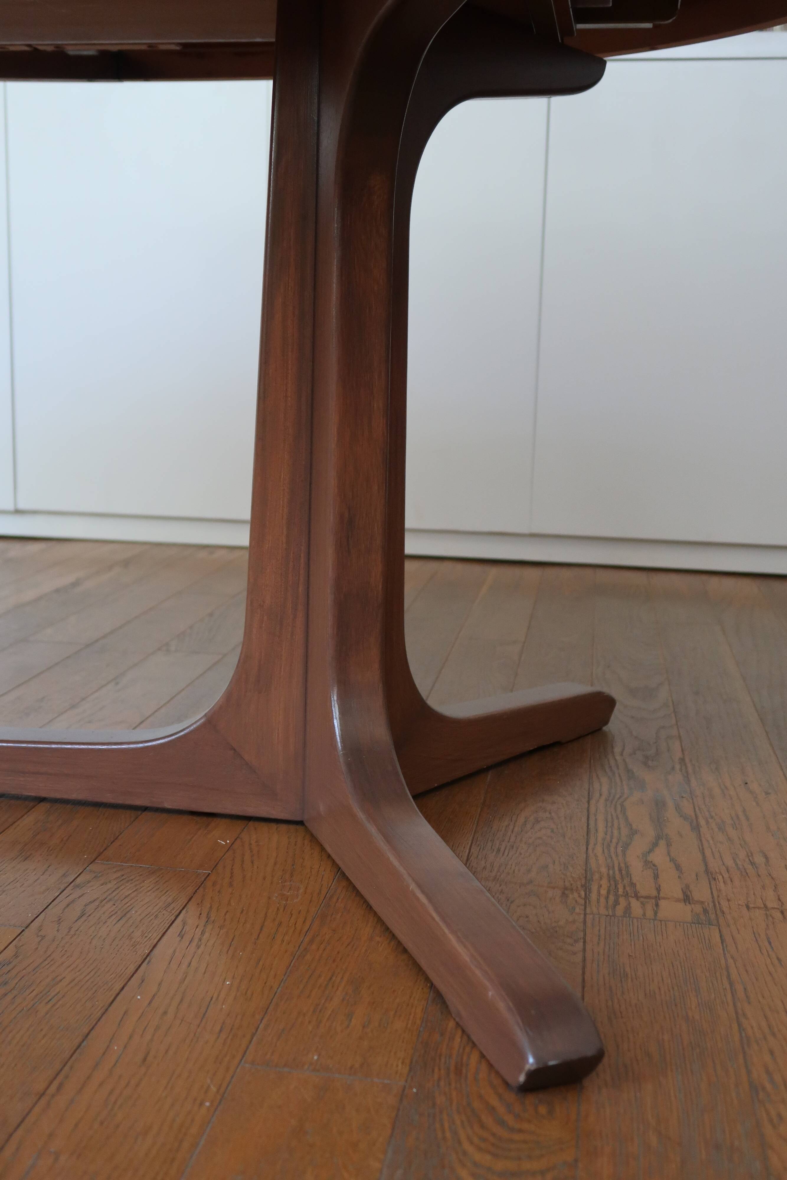 Scandinavian extendable table