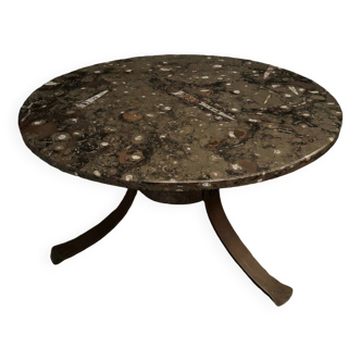 Table basse plateau en pierre fossilisée piètement brutaliste 1970