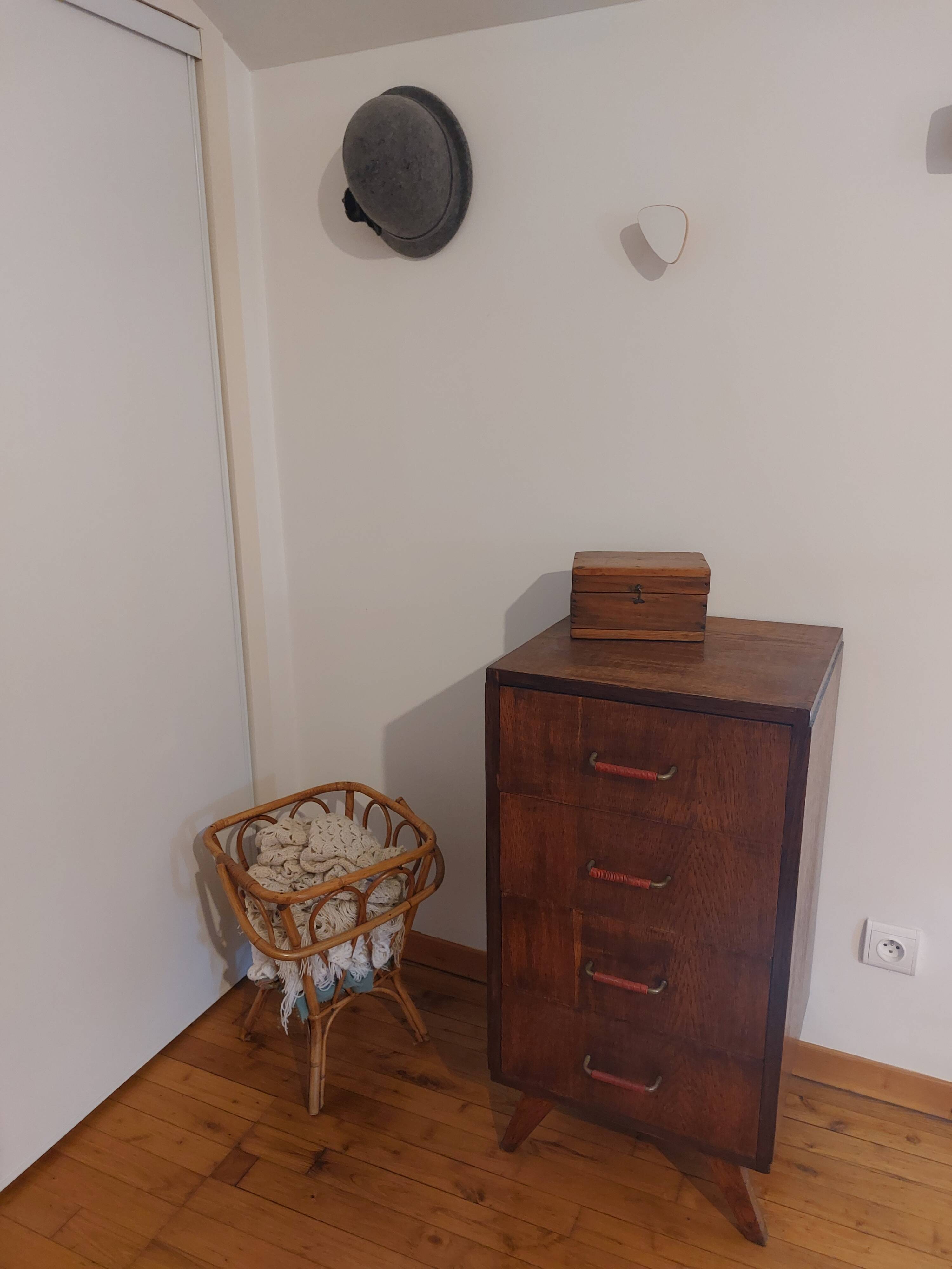 petite commode, chiffonnier, poignées scoubidou, pieds compas, vintage