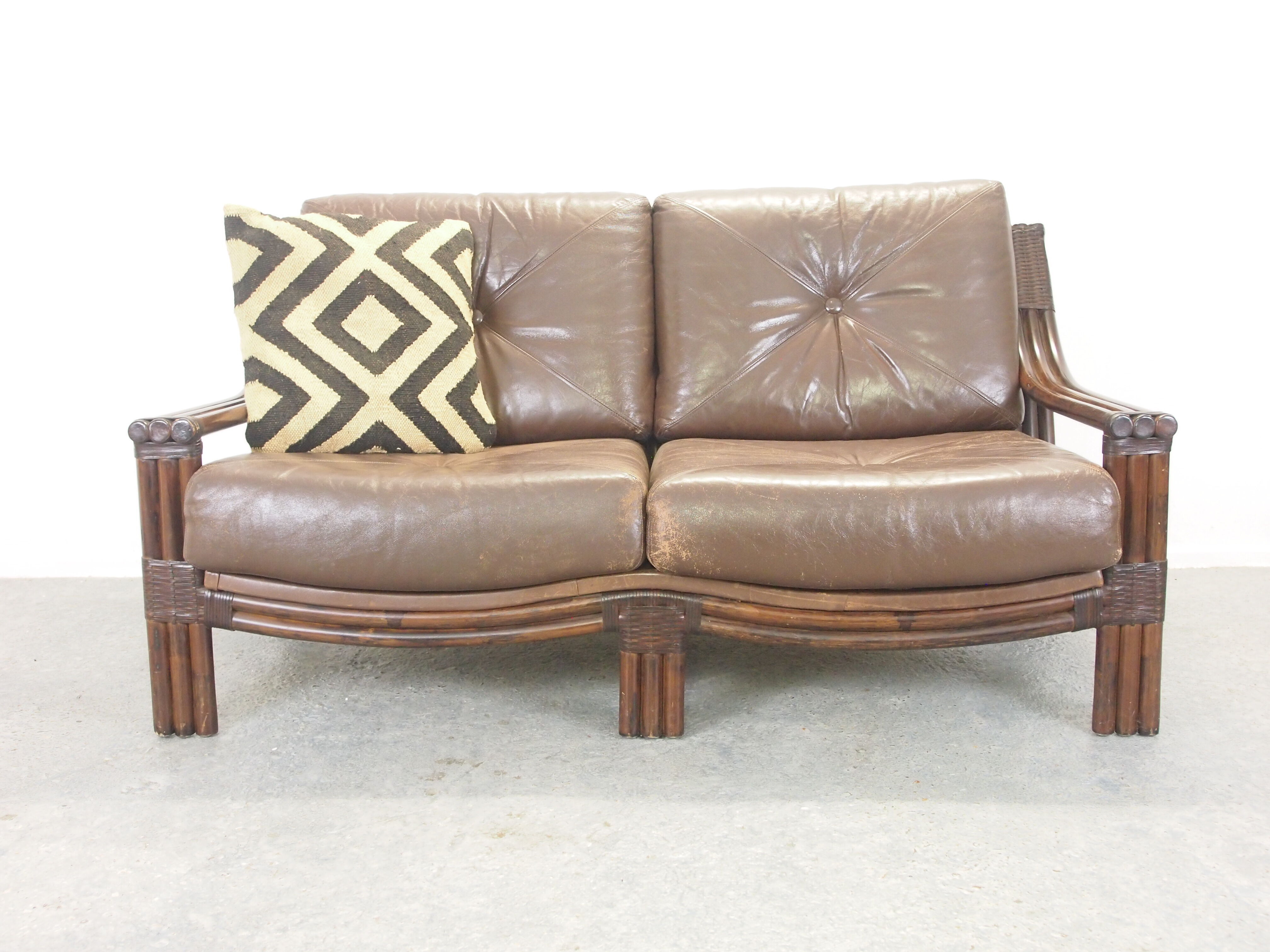 Canapé boho 2 places vintage du milieu du siècle avec coussins en cuir