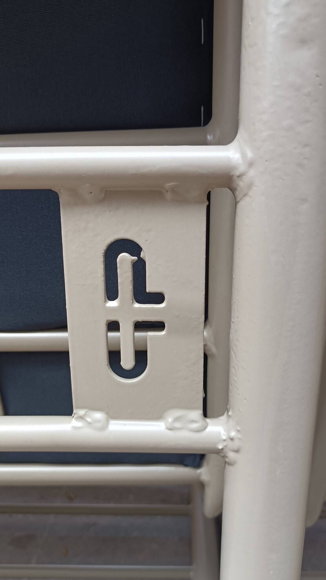 Maximum canapé button