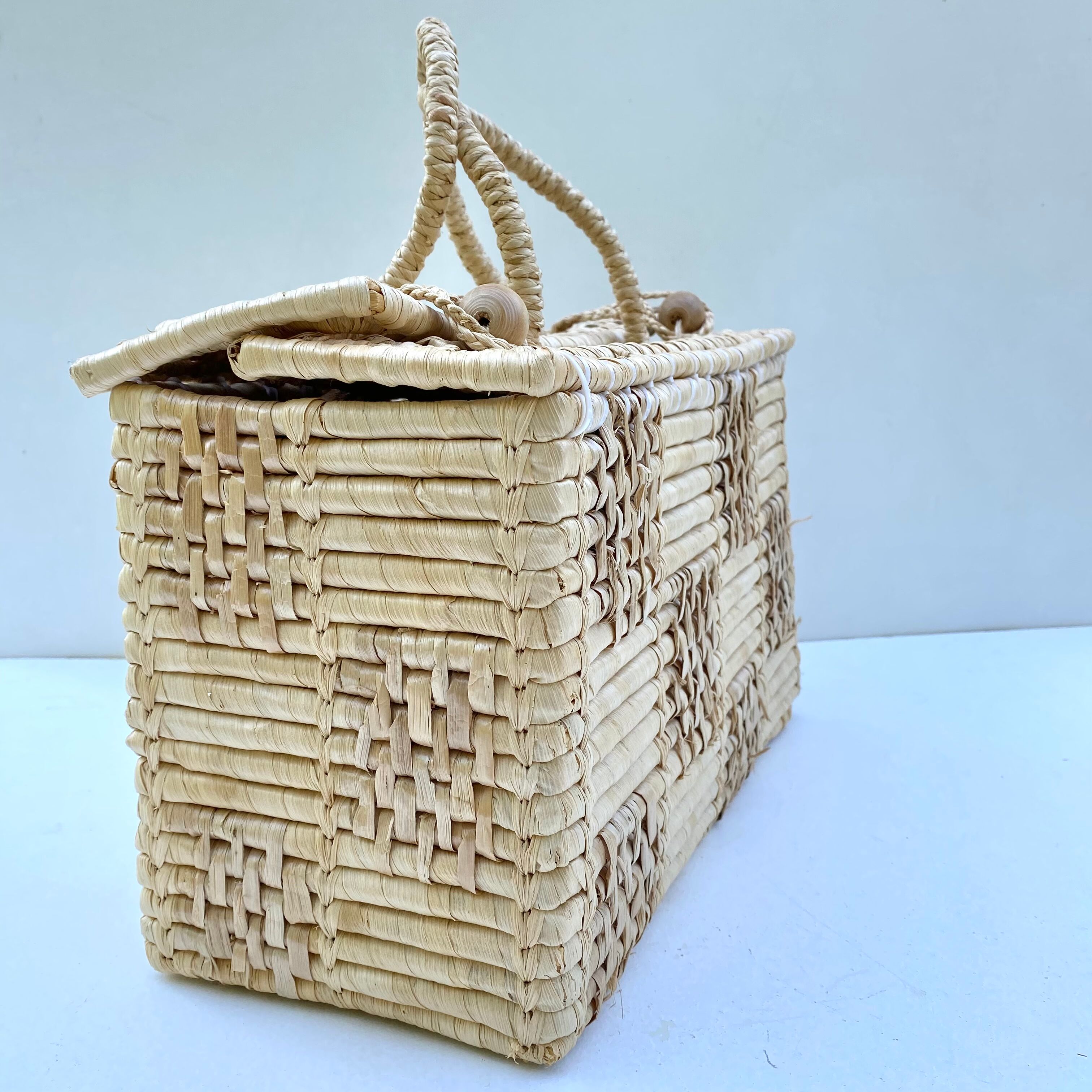 Valise vintage en fibres naturelles