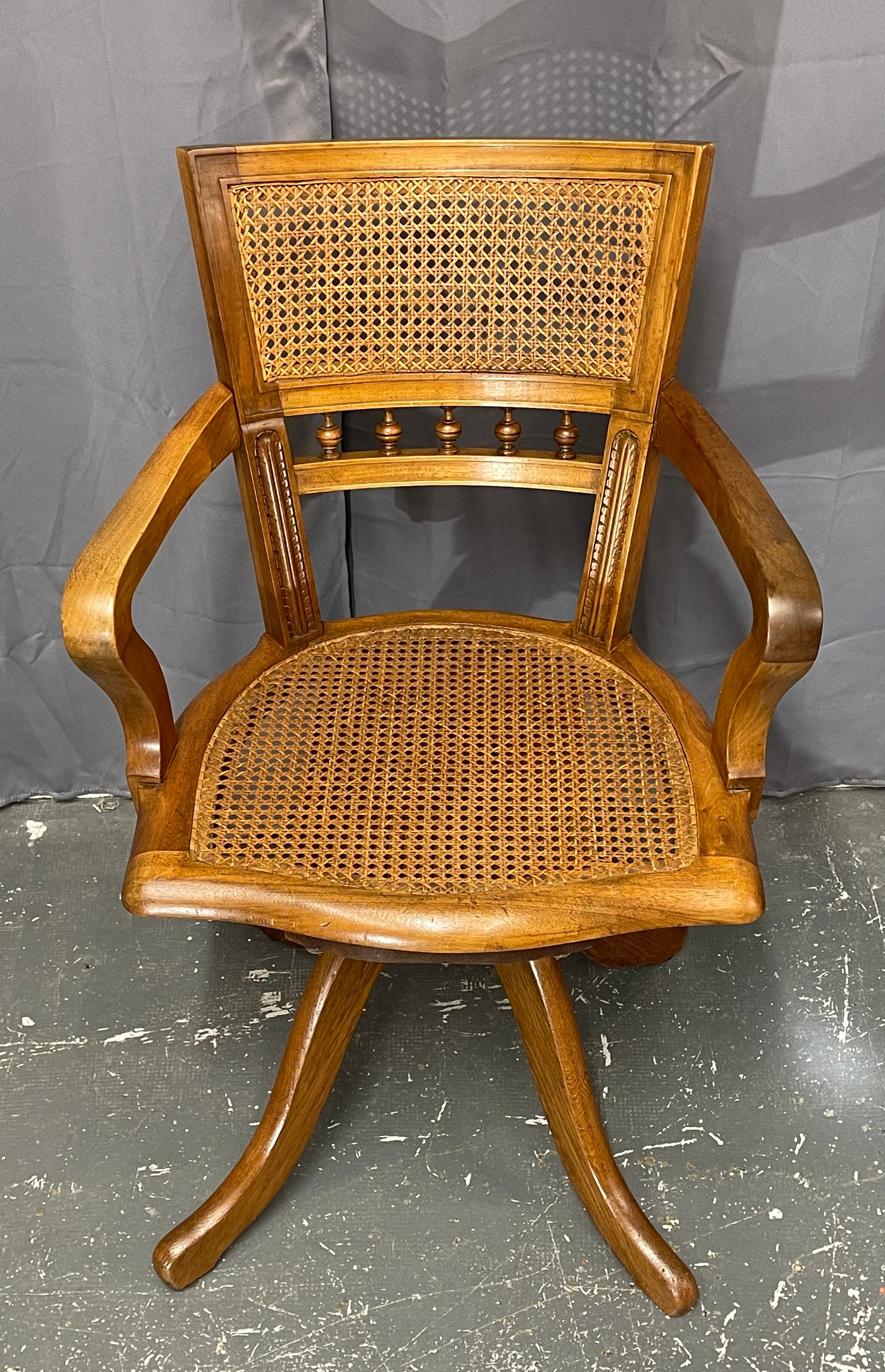 Fauteuil de bureau américain canné époque 1900