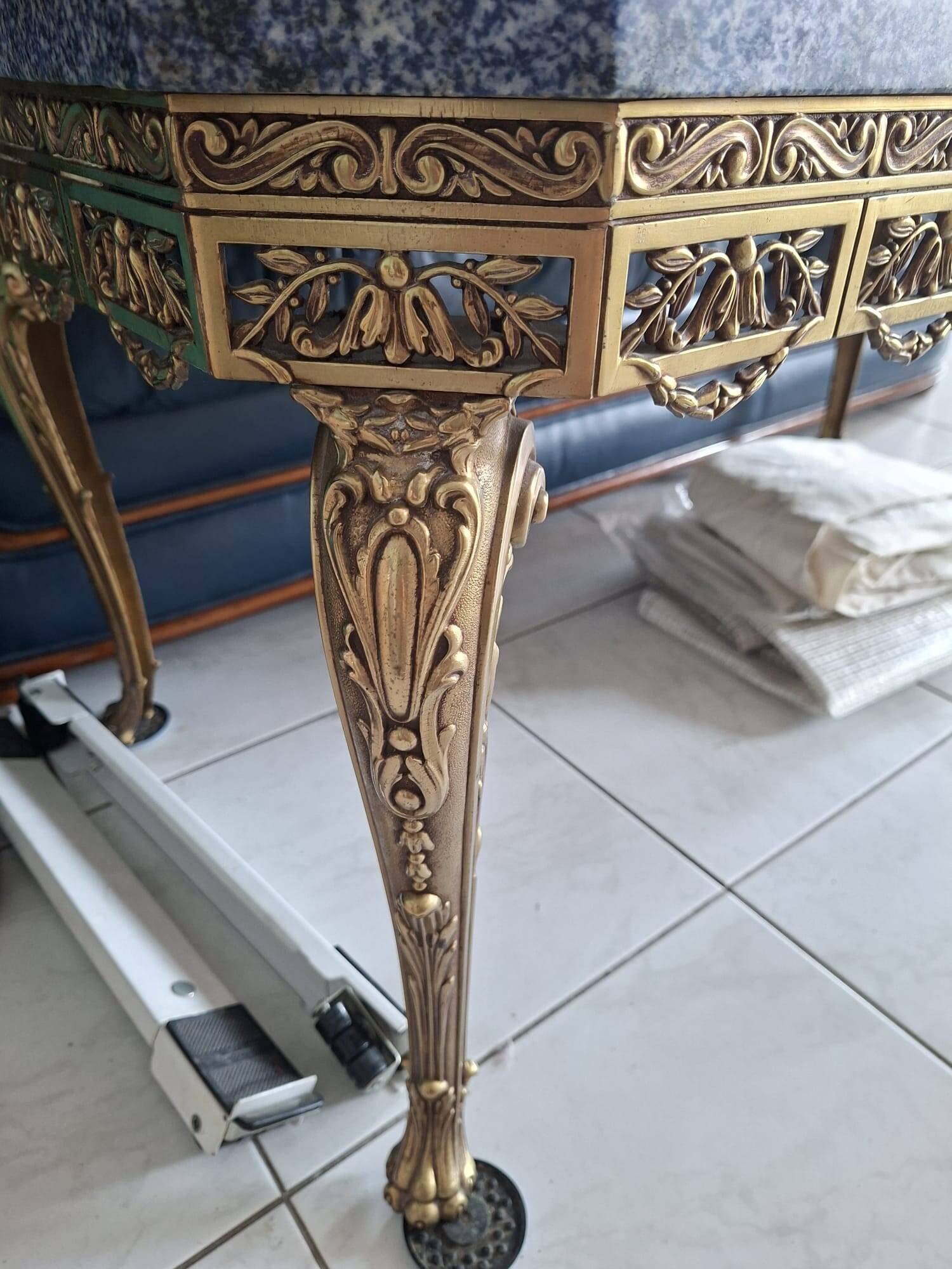 Louis XV coffee table in gilded bronze with a blue marble top (105x55 cm)