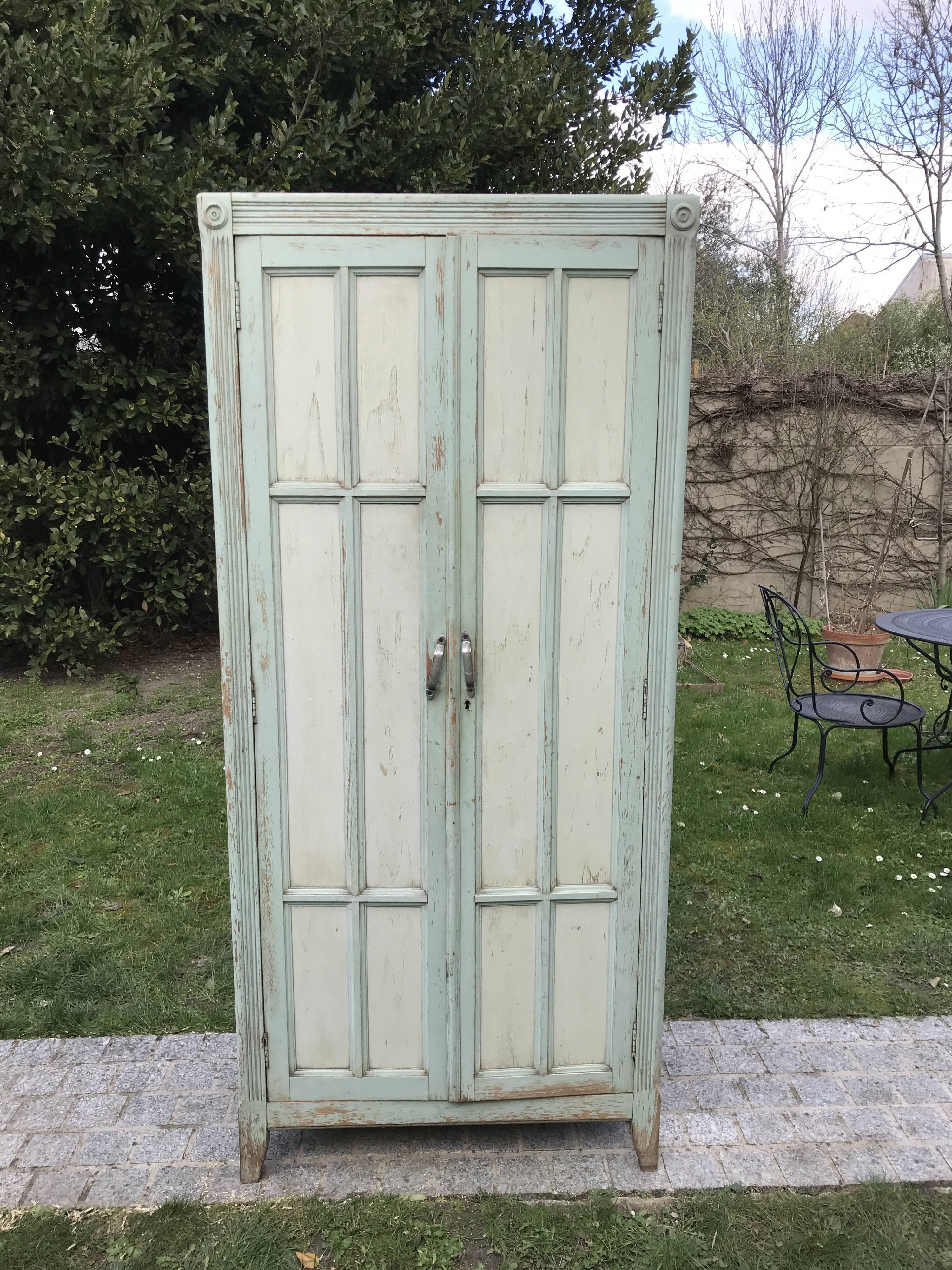 Armoire parisienne verte à panneaux vintage 1940/1950