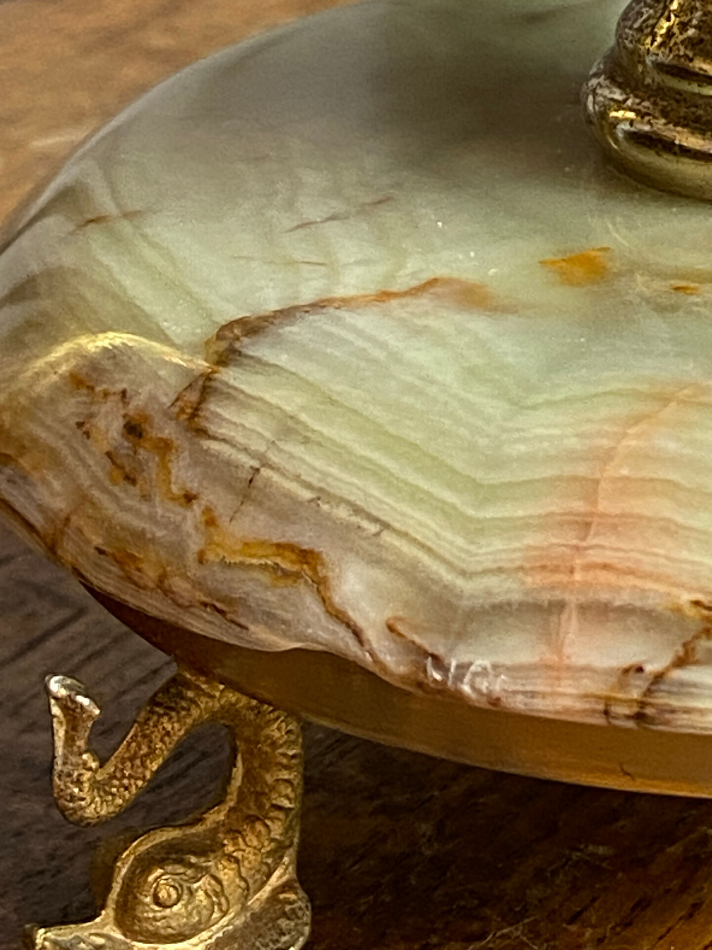 Onyx lamp, fish feet in bronze.