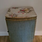 Meuble bleu pastel en rotin et tissu vintage