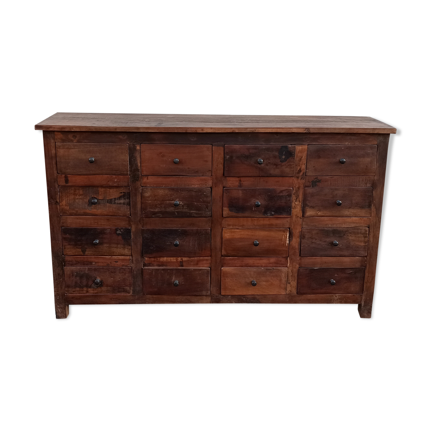 Meuble en bois à tiroirs