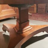 Round central foot table.