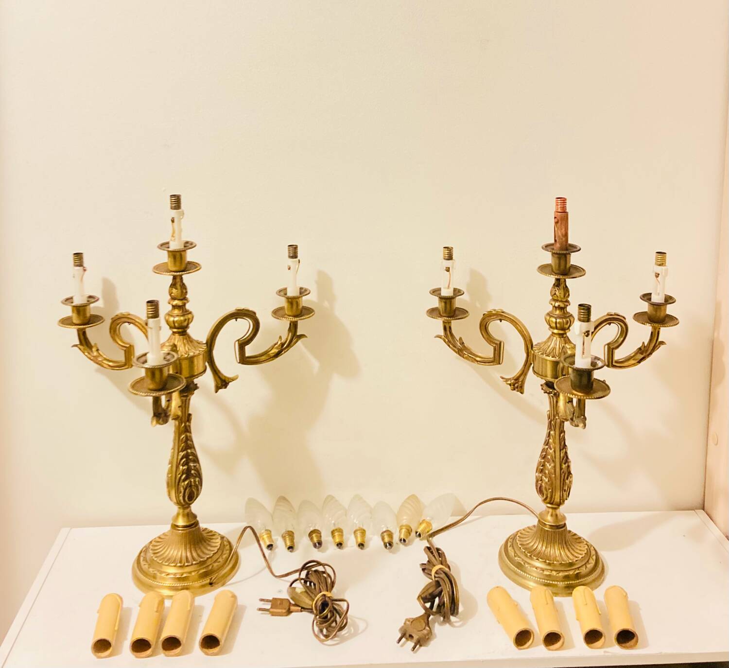 Large table lamps in solid bronze, decorated with acanthus leaves.