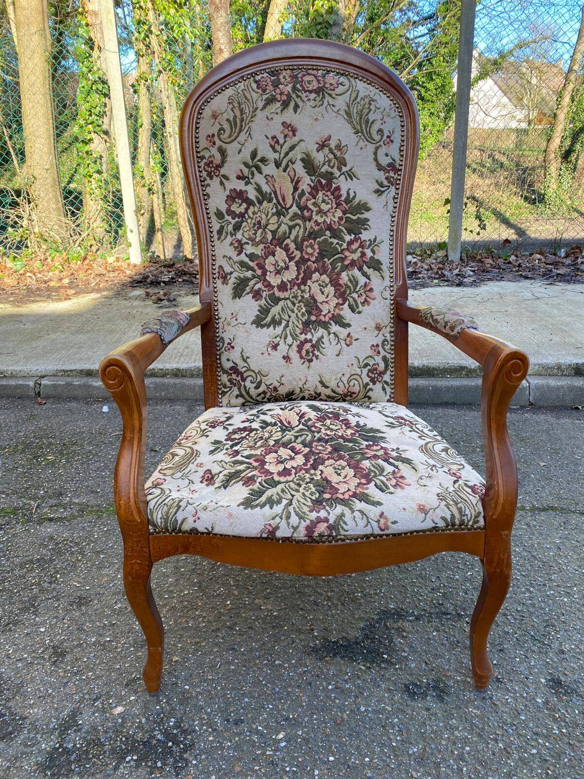 Louis XV Voltaire armchair in solid wood and floral fabric.