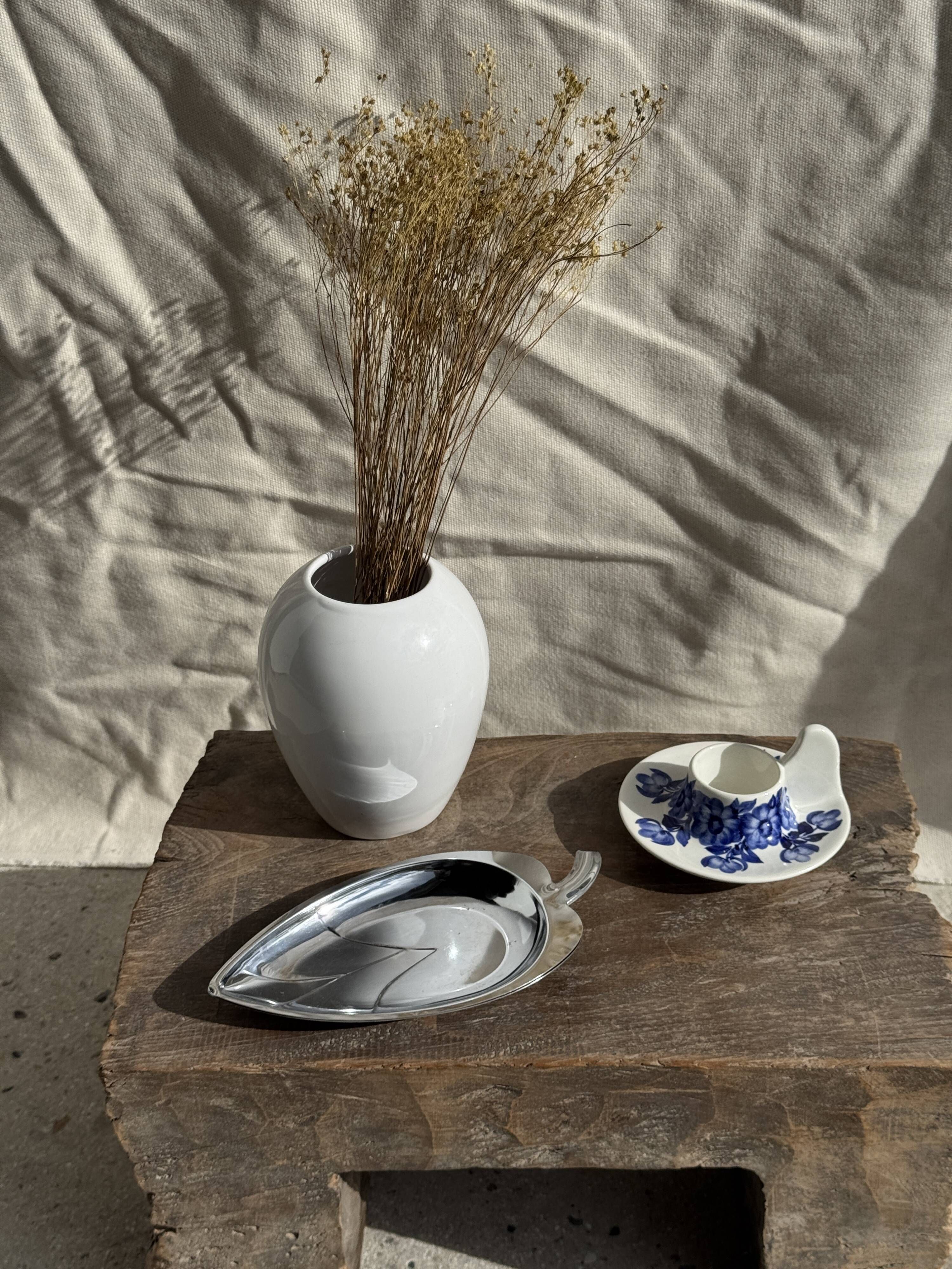 Pair of silver-plated bowls in the shape of a stylised leaf 11.5x22
