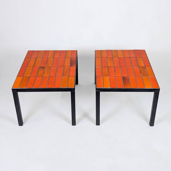Trois tables gigognes en céramique orange, attribuées à Roger Capron, 1960
