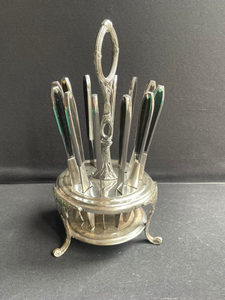 12 "Apollonox" fruit knives on silver metal support