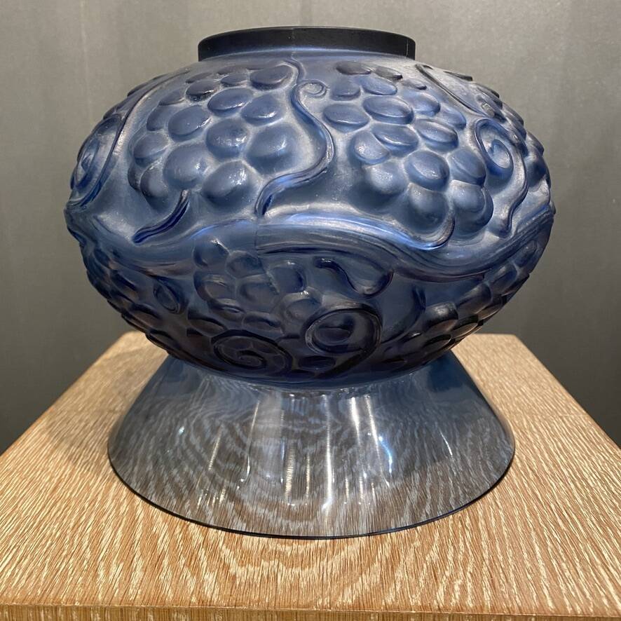Un vase en verre bleu Fontainebleau de René Lalique
