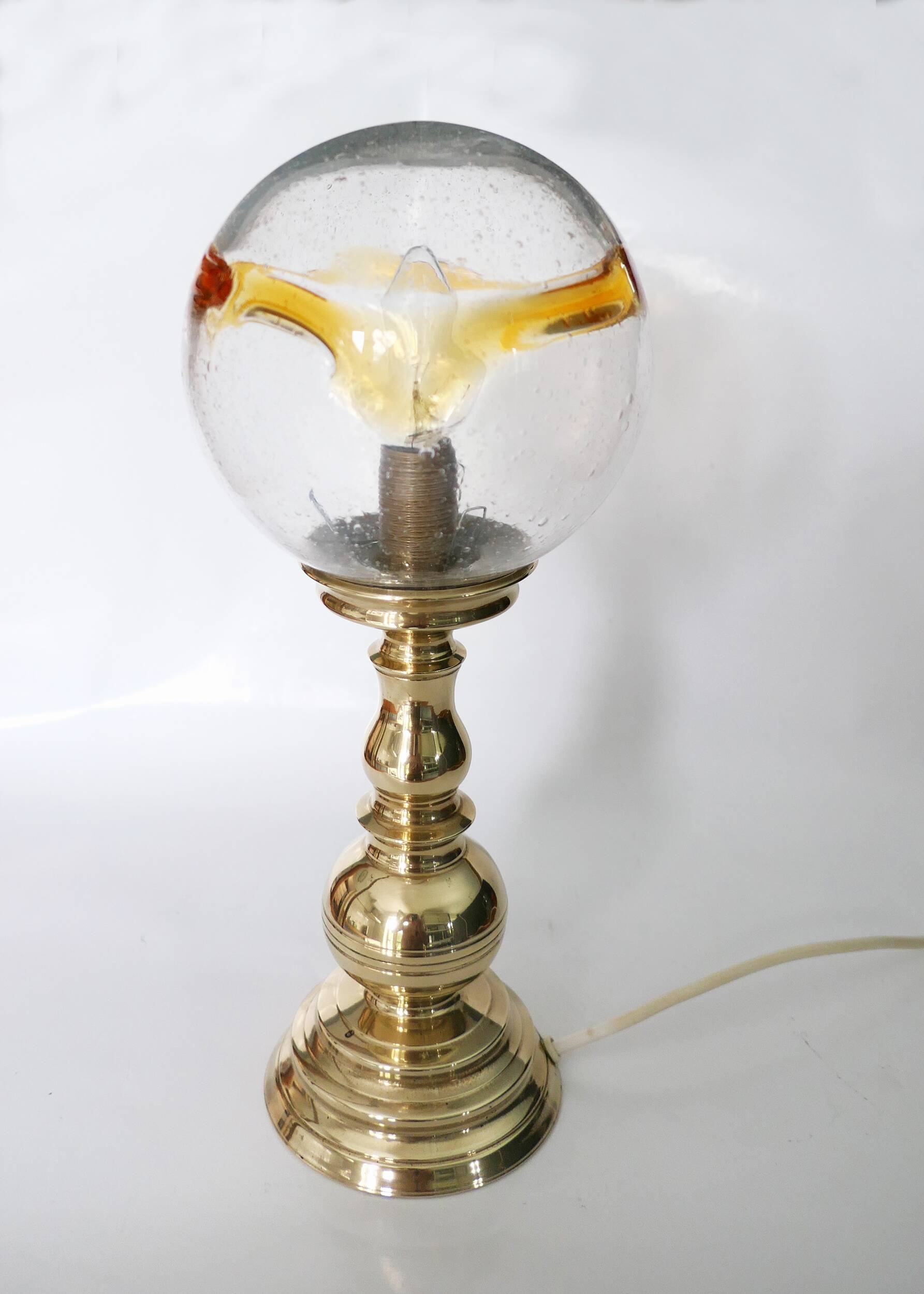 Table lamp in solid brass with a vintage 1970s glass globe.