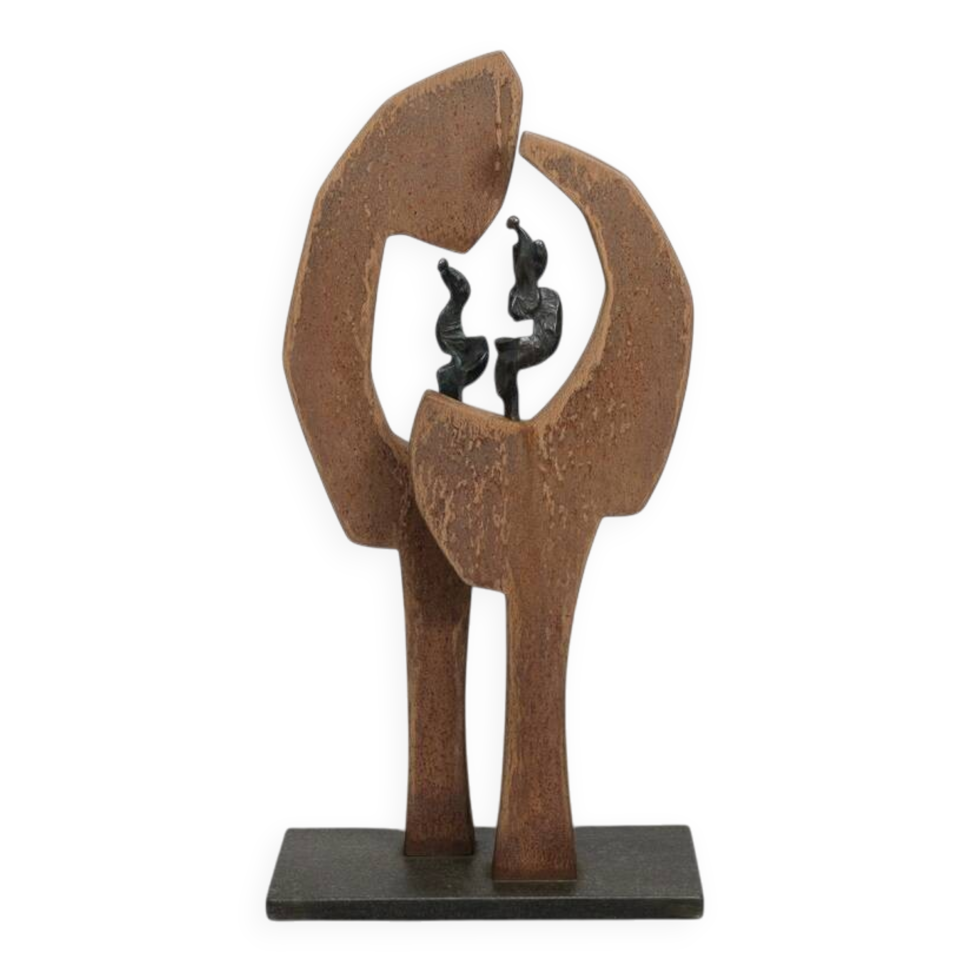 Sculpture contemporaine en pierre et métal avec figures en bronze