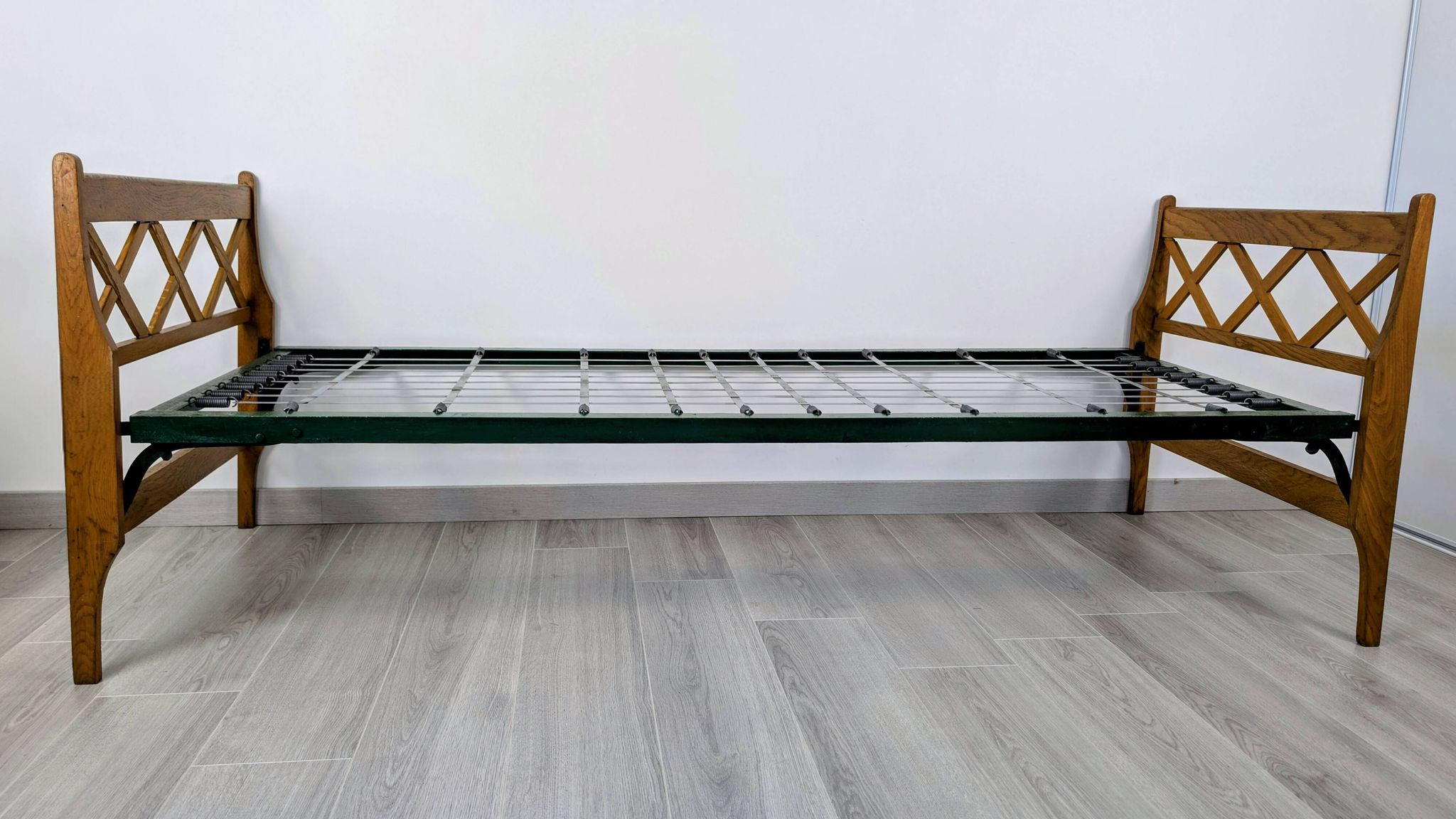 Vintage folding bed – wood and metal – 206 cm – rustic charm and practicality