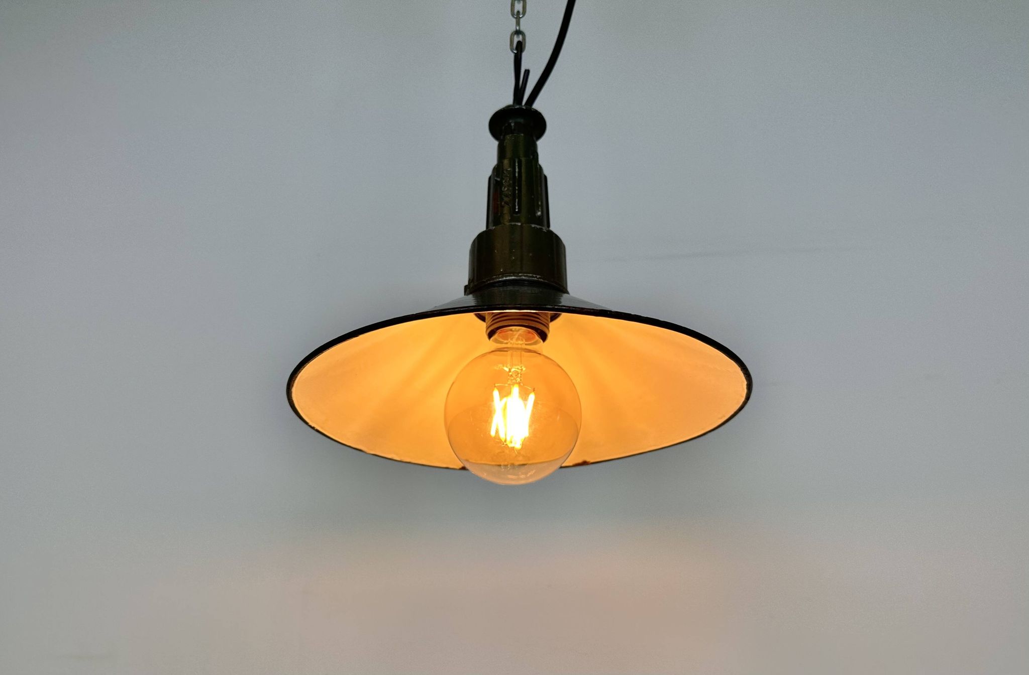Industrial petrol enamel military pendant lamp with cast aluminium top, 1960s