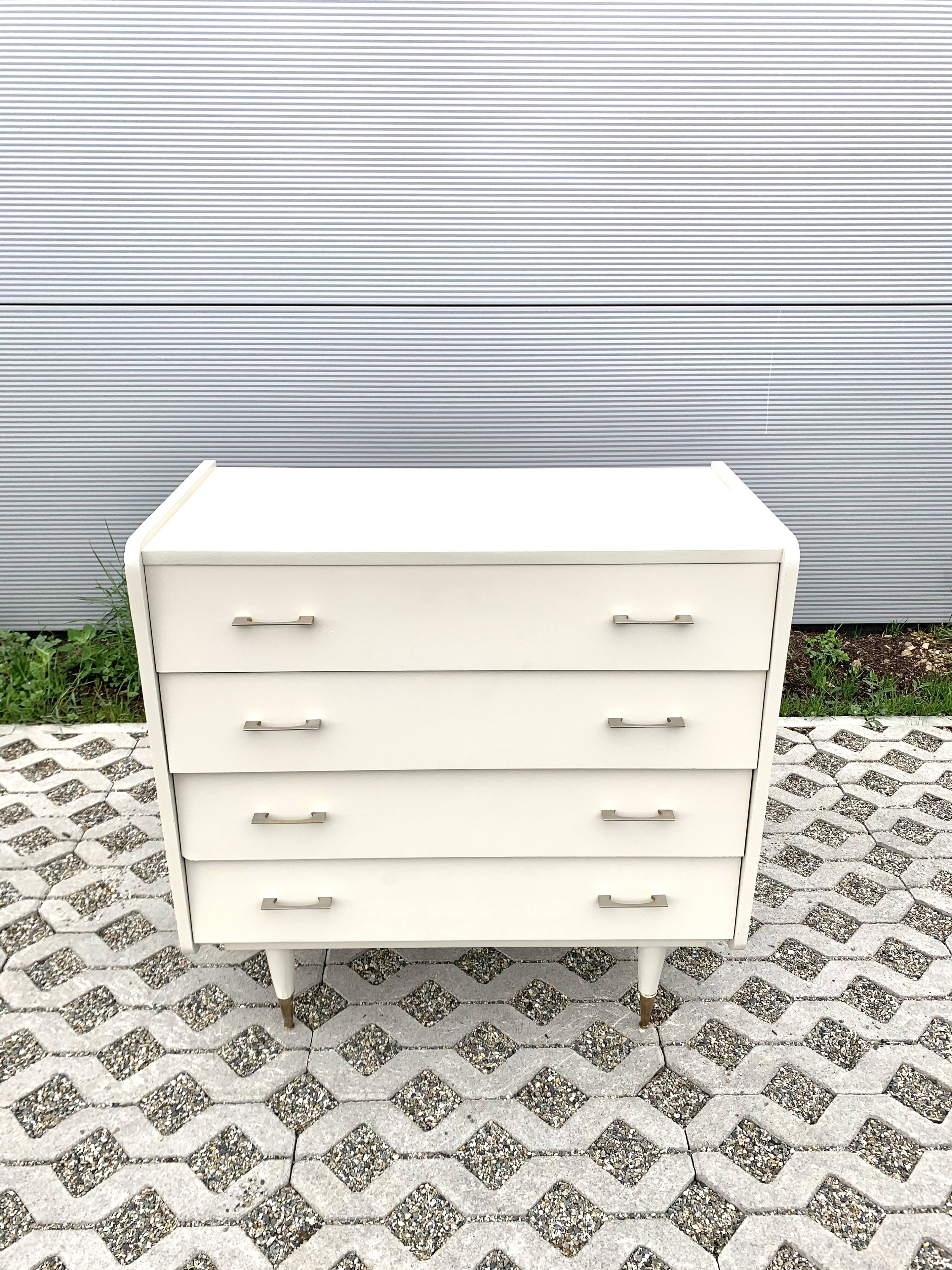 Commode pieds fuseaux