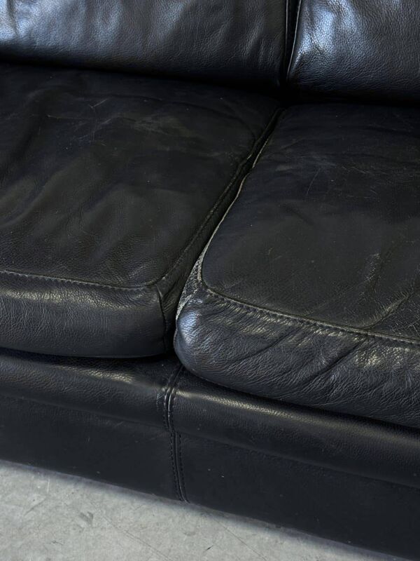 Canapé vintage Roche Bobois – modèle Soleil Noir – cuir noir patiné – 3 places