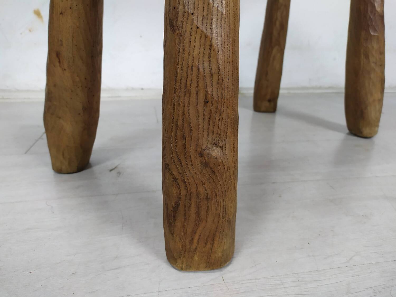 Table basse bois brutaliste