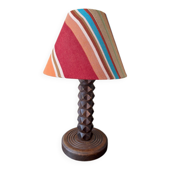Lampe en bois sculpté avec abat jour