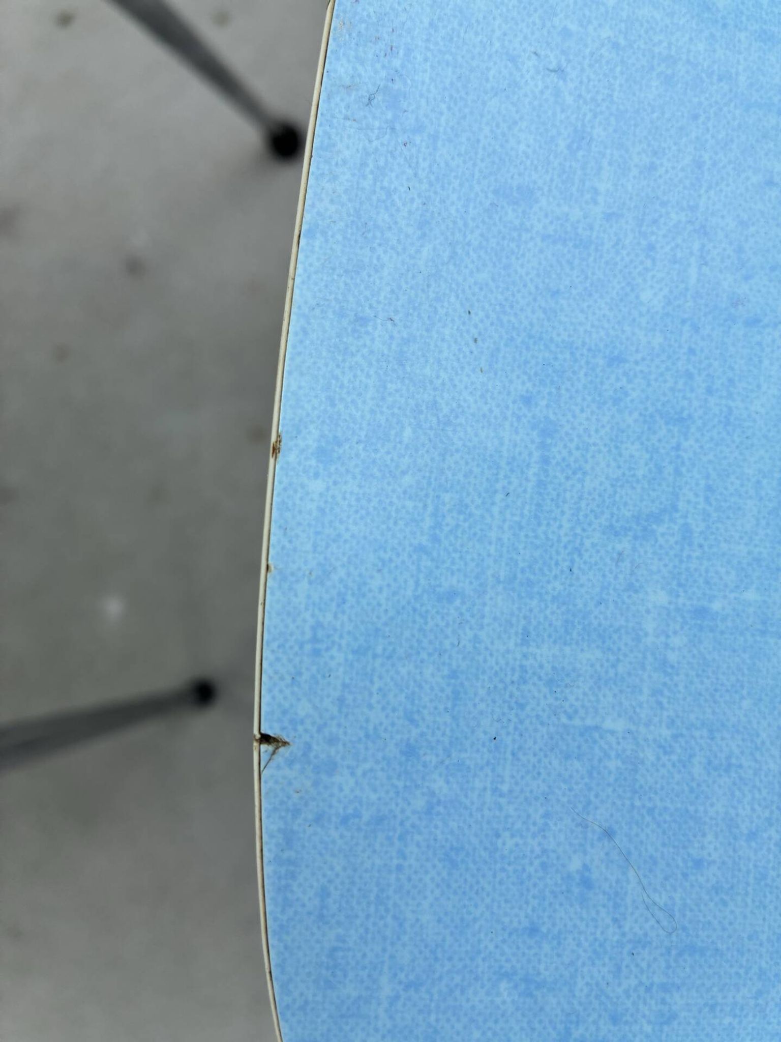 Paire de chaises en Formica bleu “Peugeot”