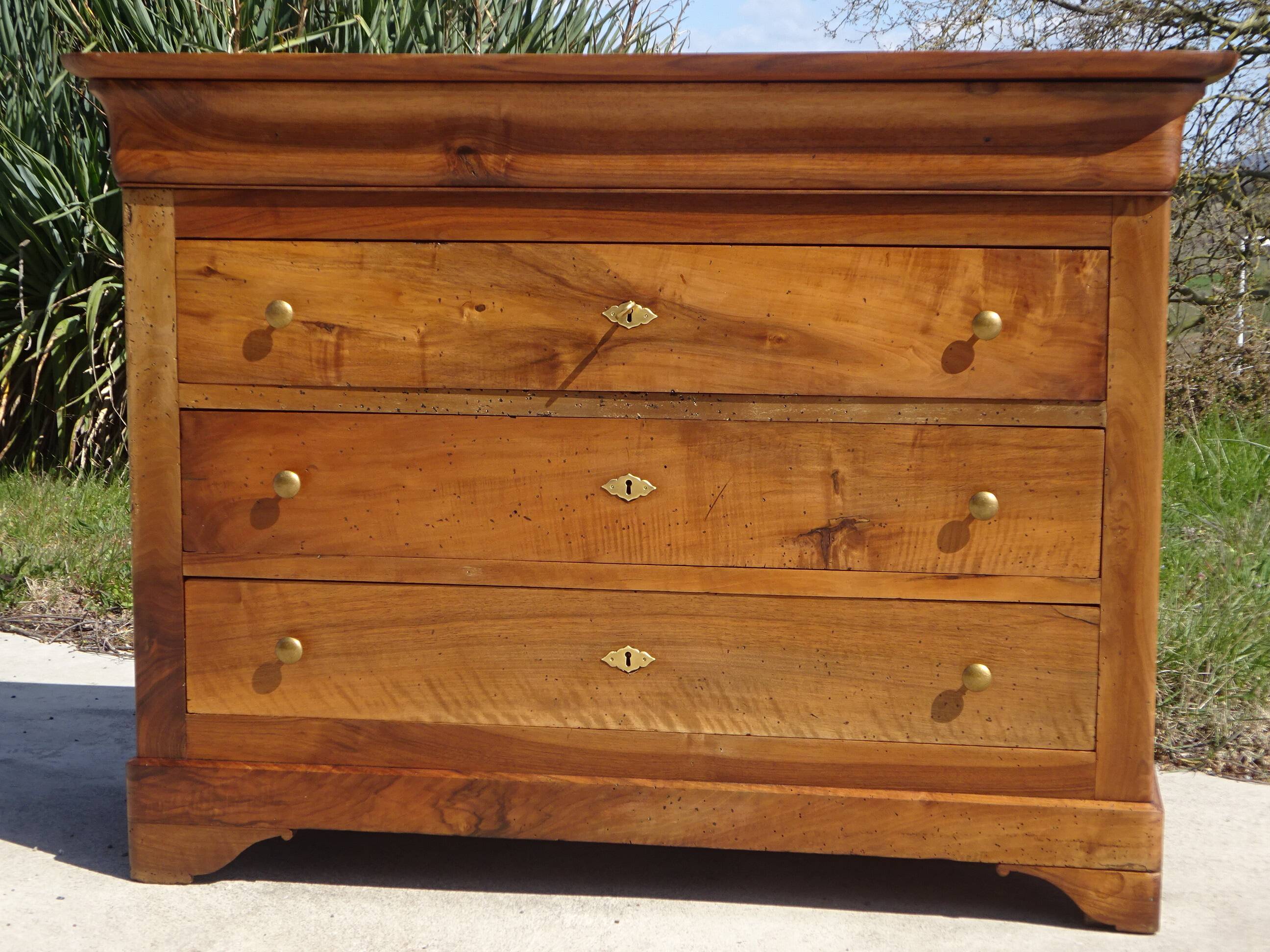 Antique Louis Philippe chest of drawers made entirely of walnut.