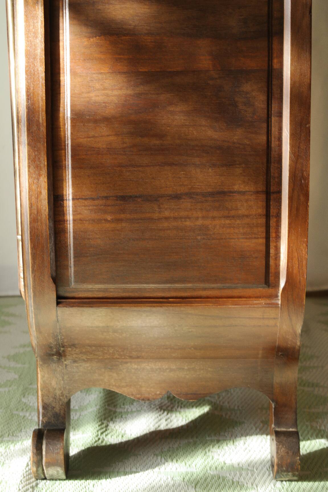 Curved display cabinet in solid walnut, mid-20th century.