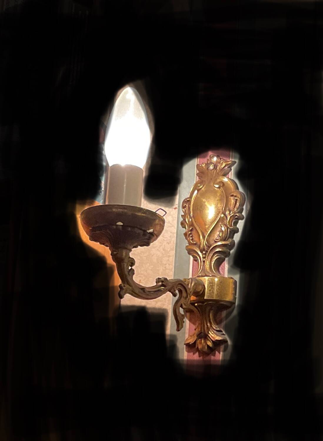 Wall light with a vintage gold bulb, very good condition