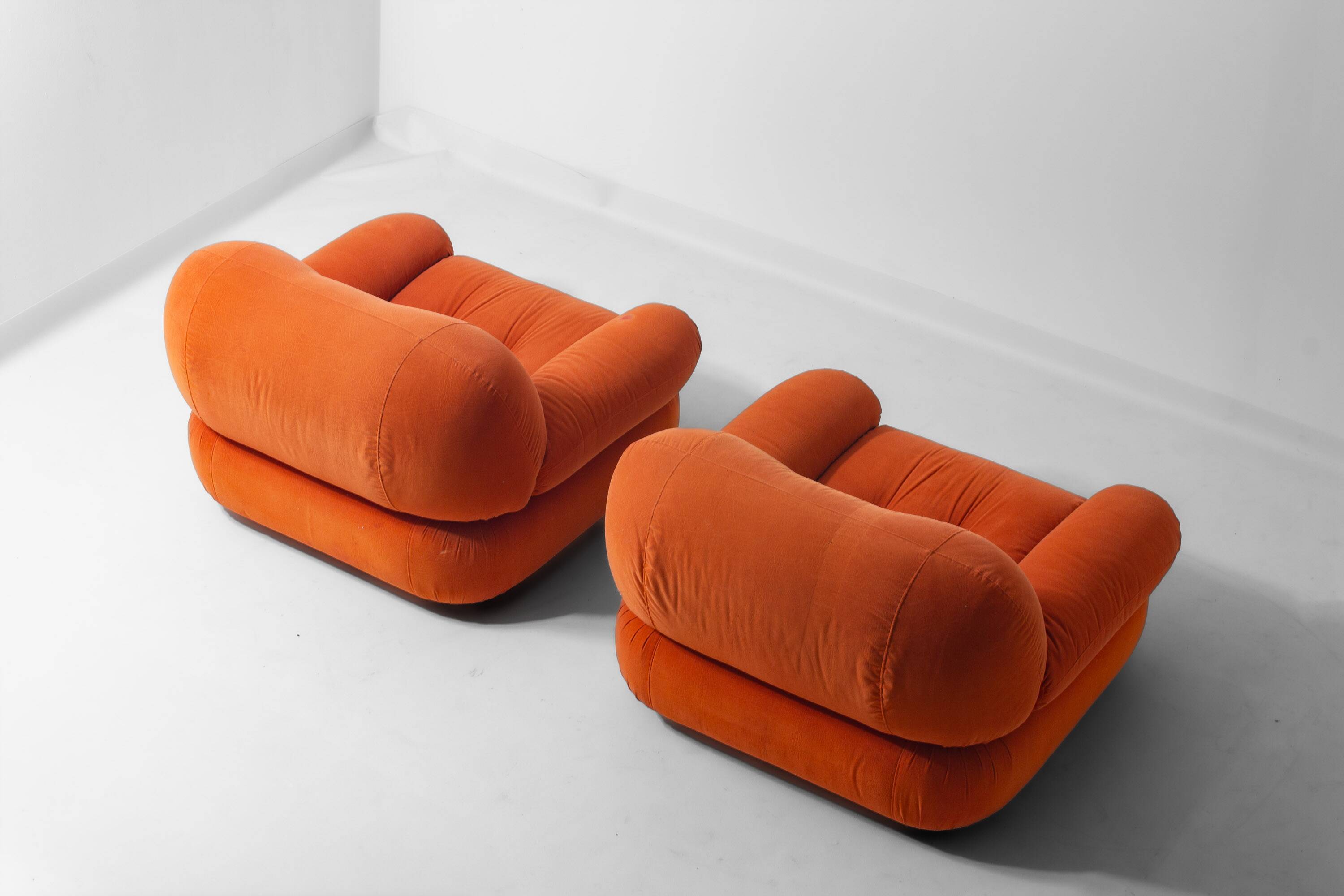 Pair of suède 'Sapporo' lounge chairs by Mobil Girgi, Italy 1970s