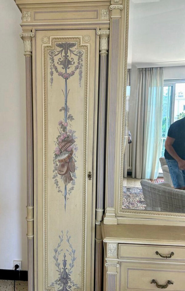 Armoire Laquée de Style Louis XVI