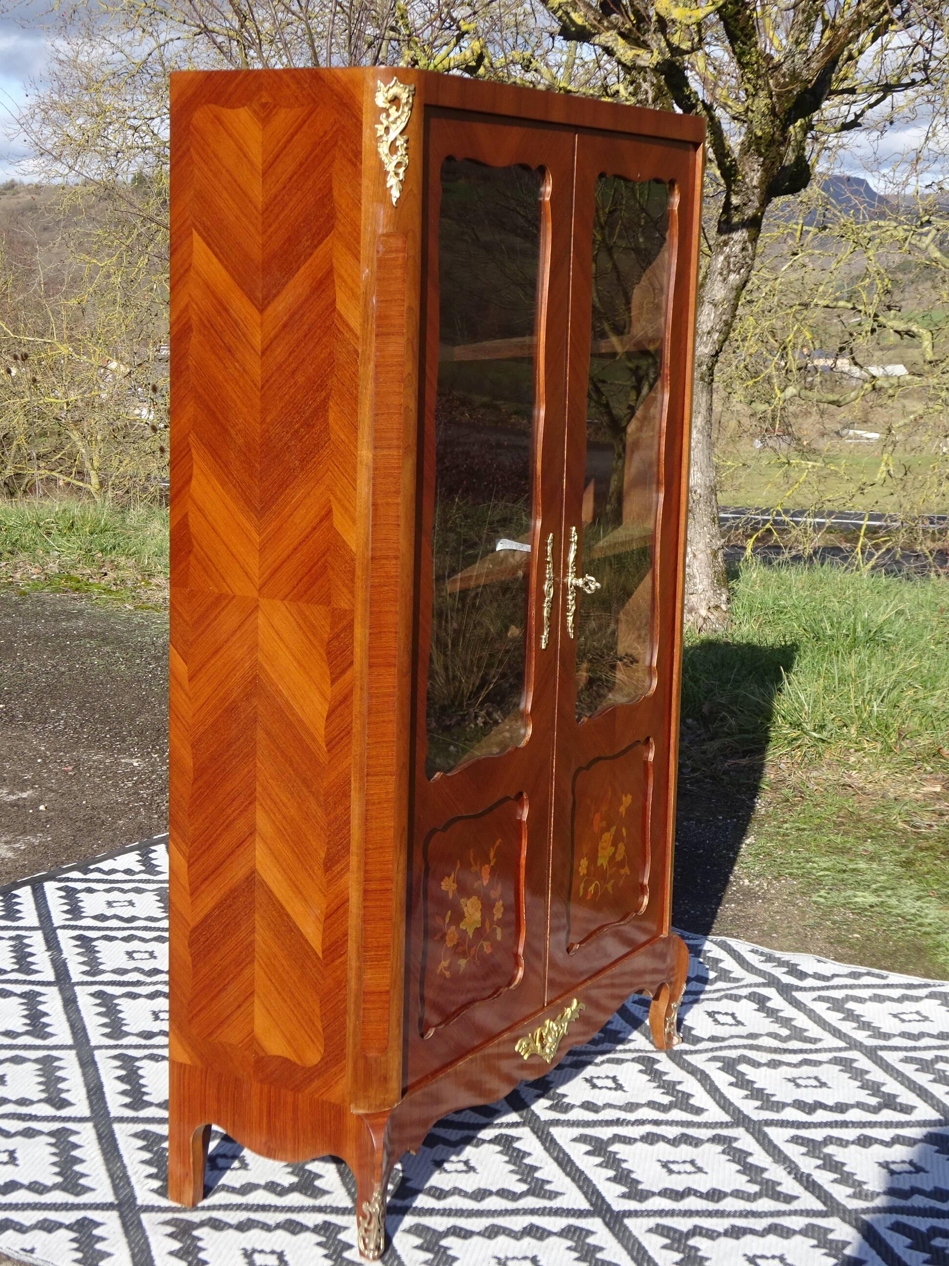 Glass library with rosewood marquetry in the Louis XV style.