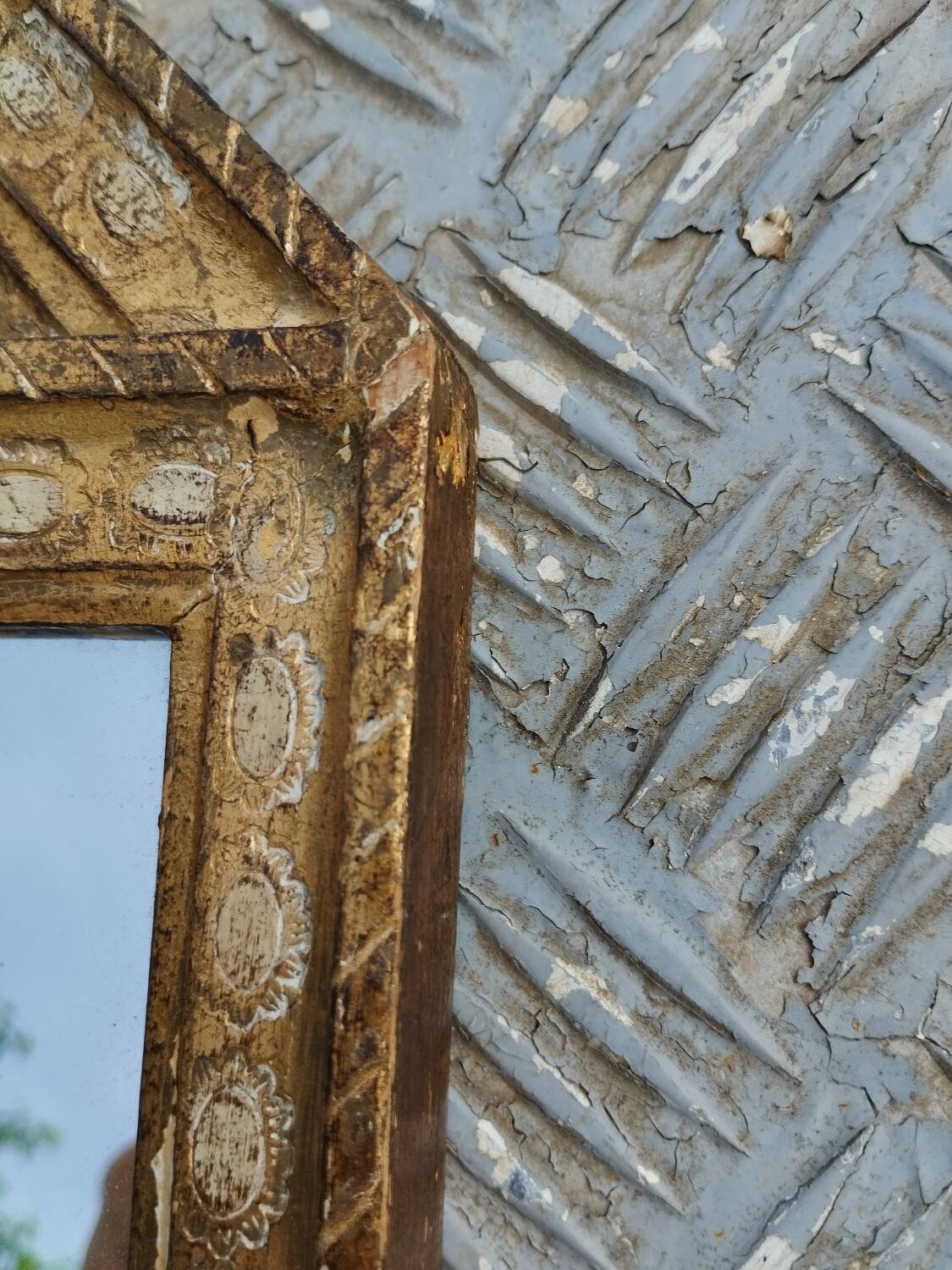 Antique Venetian mirror in gilded wood