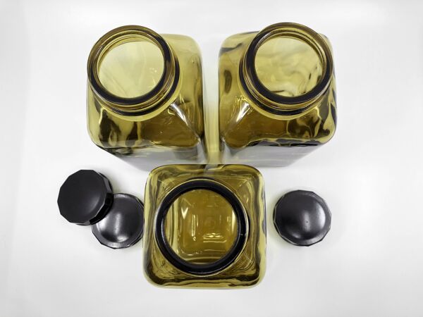 3 bouteilles de pharmacie en verre ambré moulé • bouchons bakélite • 1950