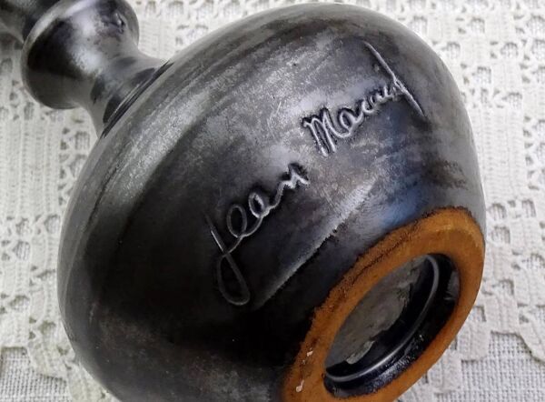 Petit vase à bourgeons vintage en céramique d'atelier Jean Marais, style moderne du milieu du siècle, avec glaçure Vallauris noire irisée, style rétro MCM, porcelaine française des années 1960