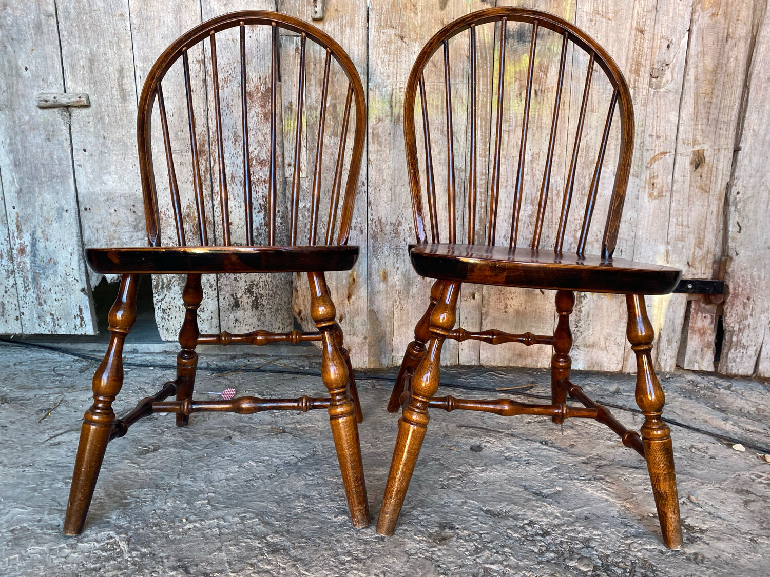 Pair of antique american windsor chairs, turned oak wood, vintage