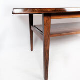 Coffee table in rosewood with shelf, of danish design from the 1960s