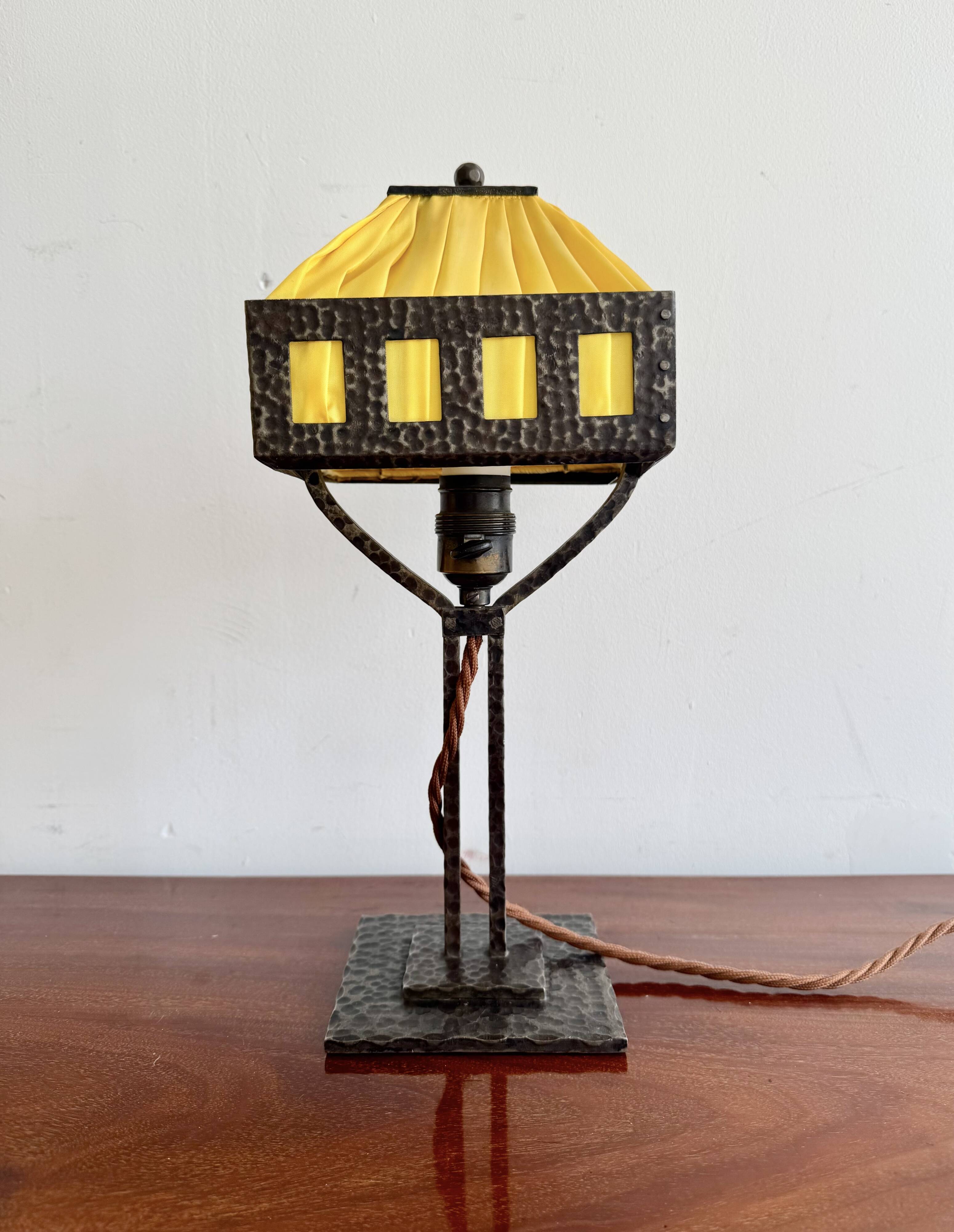 Lampe de table suédoise Arts and Crafts par Arvid Böhlmarks