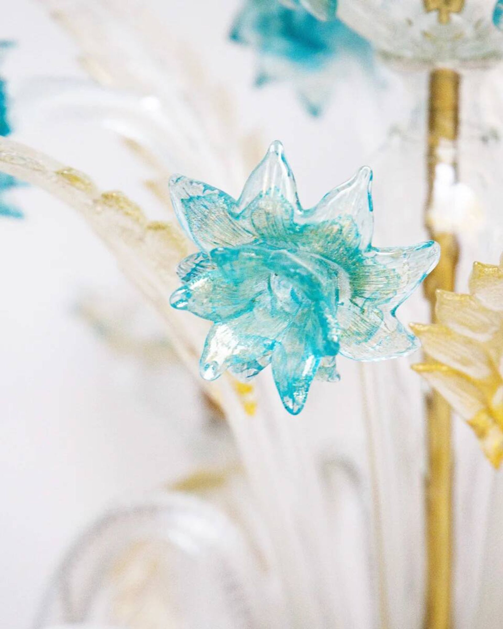 Venetian chandelier in Murano glass with 6 lights, white and blue.