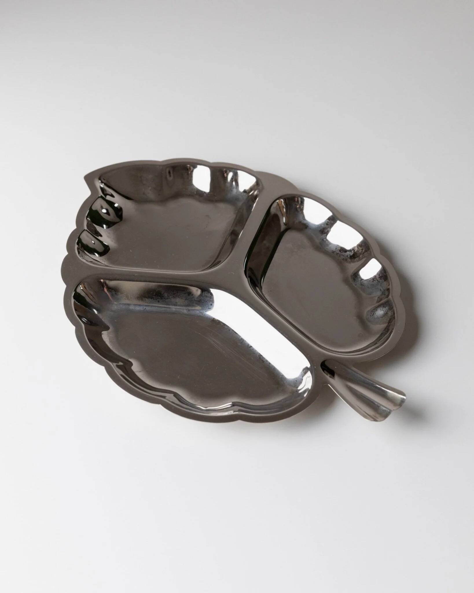 Silver-plated metal leaf-shaped tray with three compartments, Hollywood Regency Italian 1970s, elegant serving platter