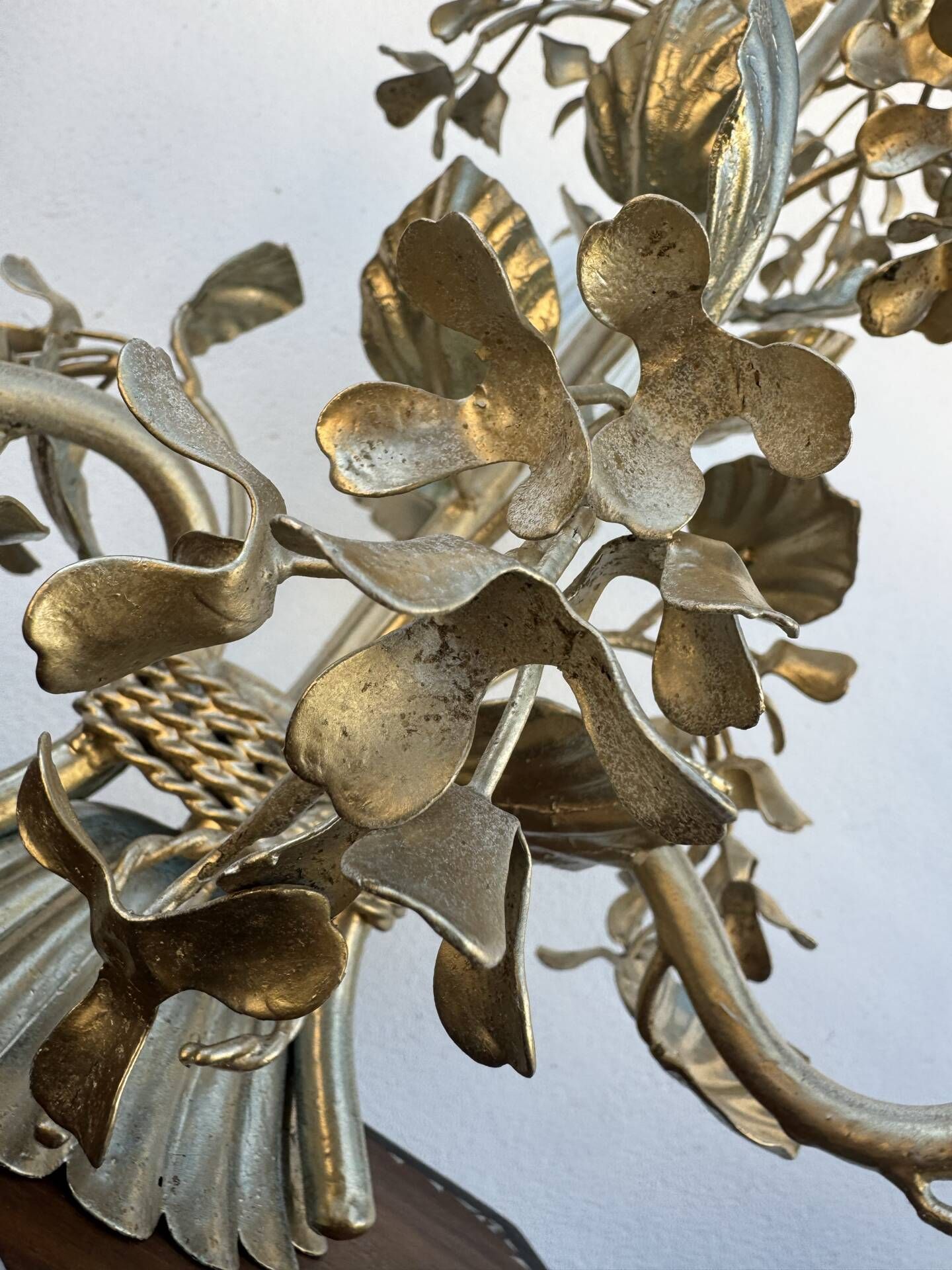 Florentine lamp with foliage from the 1970s.