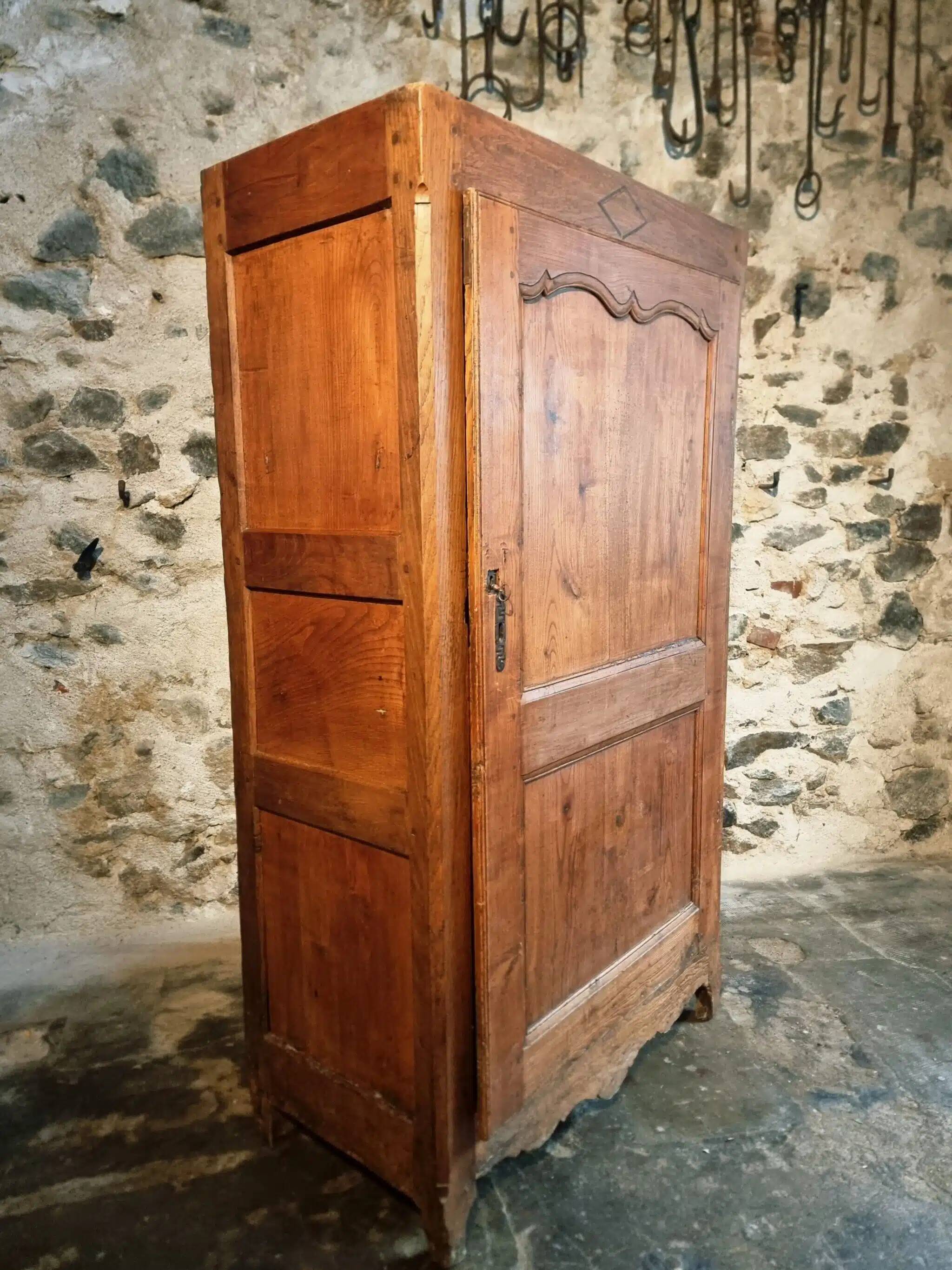 Armoire ancienne française en châtaignier – XVIIIe siècle