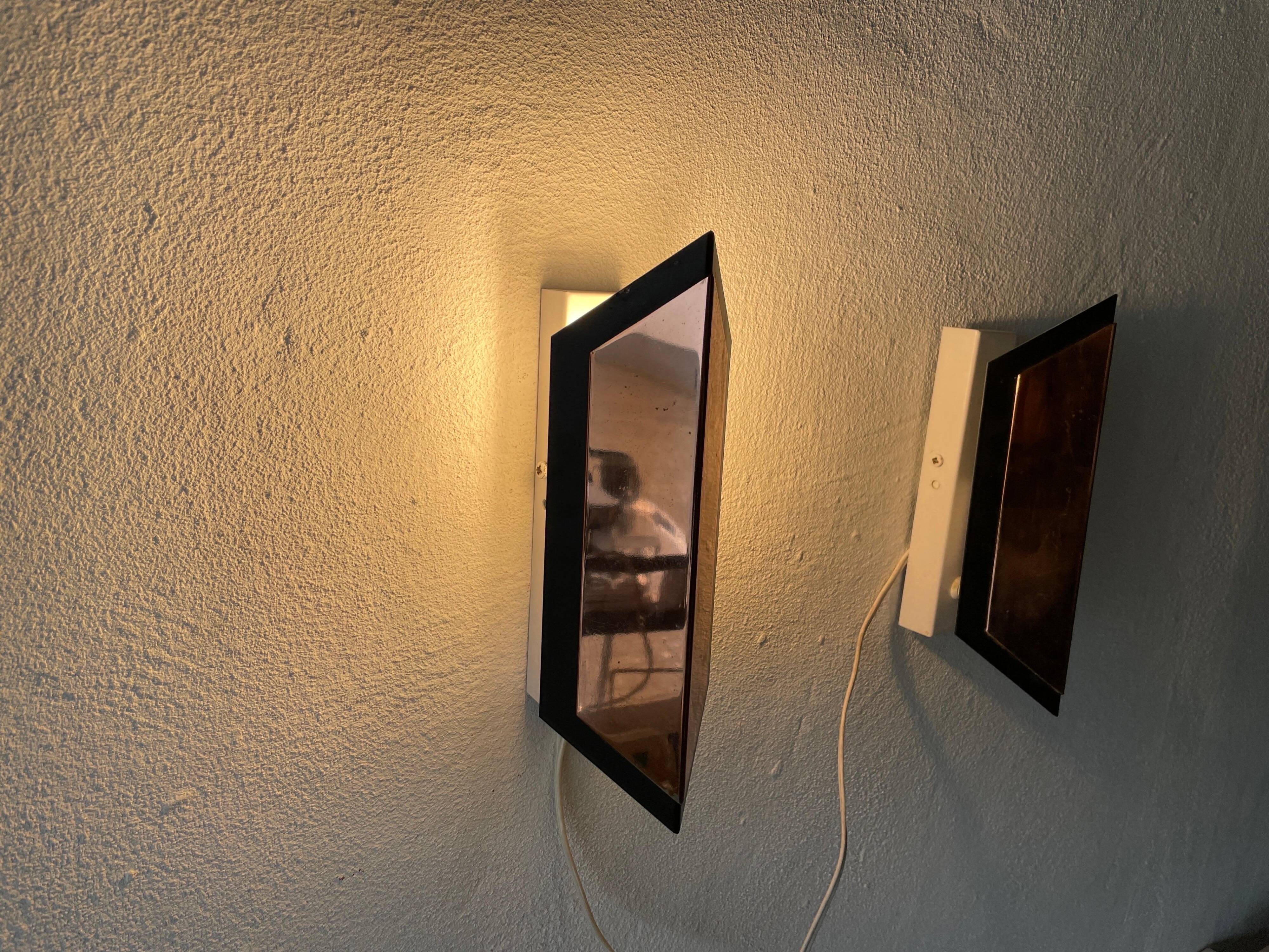 Pair of French wall lights with geometric design in copper, 1960, France.