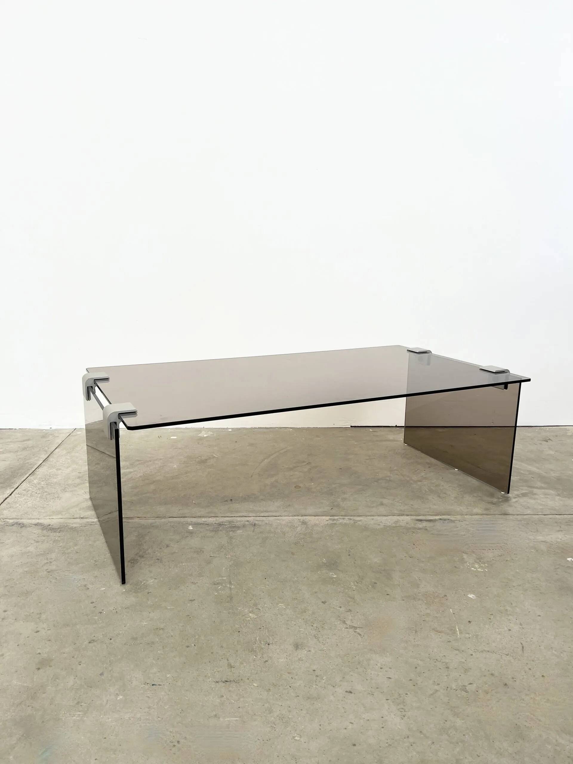 Table basse minimaliste 70s – verre bronze & alu